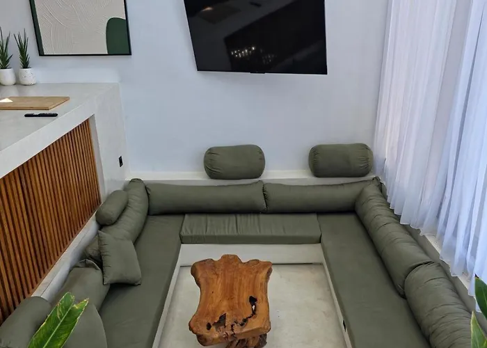 & Wood Oasis , Spacious With Pool *
