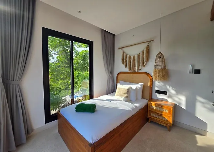 & Wood Oasis , Spacious With Pool